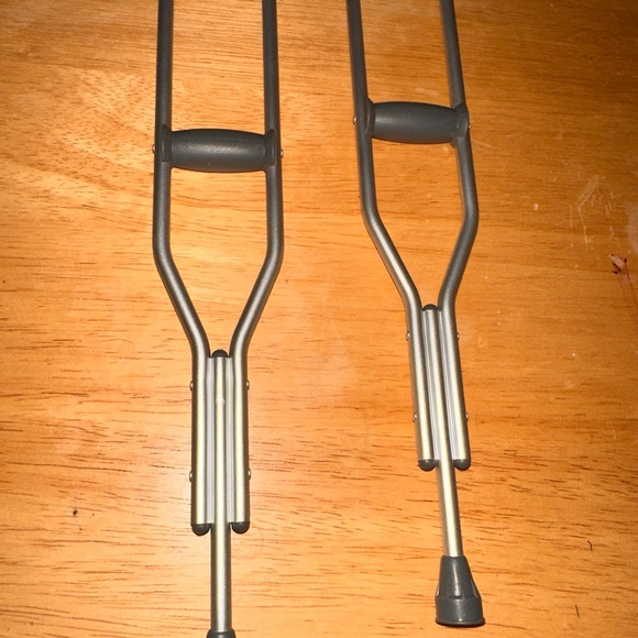 American Girl crutches w/Wheelchair, cast, and bandage for 18” dolls - Picture 12 of 16